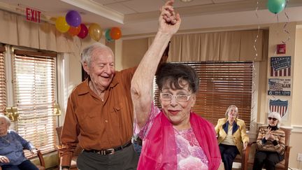 On danse avec bonheur, même vieux...(Illustration) (HOLLENDERX2 / THE IMAGE BANK RF / GETTY IMAGES)