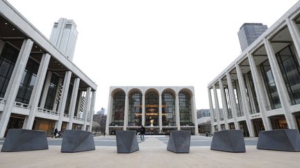 Le Metropolitan Opera au fond d'une place vide traditionnellement dédiée à l'art, dans le bastion culturel Lincoln Center, et déserte le 12 mars 2020 à New York, quand la pandémie a frappé la planète. (KATHY WILLENS/AP/SIPA / SIPA)