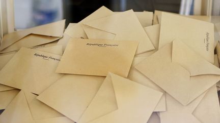 Des bulletins de vote pour les &eacute;lections europ&eacute;ennes &agrave; Fontenay-sous-Bois (Val-de-Marne), le 25 mai 2014.&nbsp; ( CHARLES PLATIAU / REUTERS)