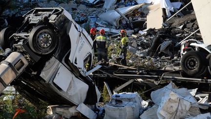 Nouvelle nuit de recherche dans les décombres du pont de Gênes