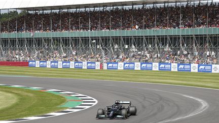 Lewis Hamilton a été le pilote le plus rapide des qualifications pour la course sprint, vendredi 16 juillet. (ADRIAN DENNIS / AFP)