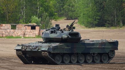 Un char Leopard 2 de l'armée allemande, lors d'un exercice militaire à Munster (Allemagne), le 20 mai 2019. (PATRIK STOLLARZ / AFP)