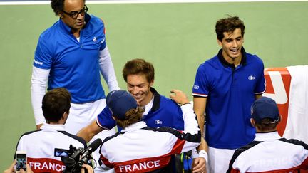 Yannick Noah avec Pierre-Hugues Herbert et Nicolas Mahut (TORU YAMANAKA / AFP)