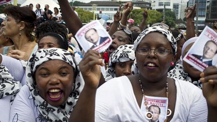 J-36 Des supporters du candidat socialiste Fran&ccedil;ois Hollande lors de sa visite &agrave; Dzaoudzi (Mayotte), le 31 mars 2012. (FRED DUFOUR / AFP)