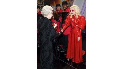 Lady Gaga, en robe de latex rouge, serre la main de la reine Elisabeth II
 (Nick Harvey/Wirelmage)