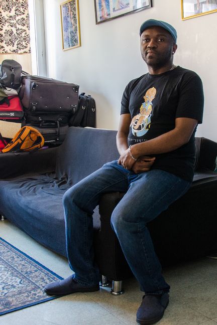 Mason Ewing dans son appartement à Meaux (Seine-et-Marne), le 12 juin 2019. (YANN THOMPSON / FRANCEINFO)