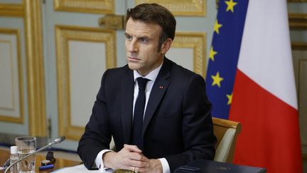 Le président français Emmanuel Macron, à l'Elysée, à Paris, le 24 février 2022. (LUDOVIC MARIN / AFP)