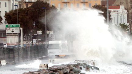 Une tempête sur le front de mer de Bastia (Haute-Corse), le 29 octobre 2018. (YANNICK GRAZIANI / AFP)