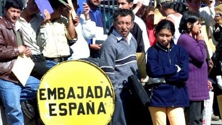 En 2000, des Equatoriens font la queue pendant des heures devant l'ambassade d'Espagne à Quito pour obtenir des papiers et voyager légalement. (MARTIN BERNETT/AFP)