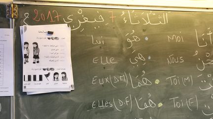 Dispensés à partir du CE1 depuis 1977, les enseignements de langue et de culture d'origine (Elco)&nbsp;visaient à faciliter l'apprentissage d'une seconde langue à partir de la maîtrise de la langue maternelle (photo d'illustration, des cours d'arabe dispensés dans une classe de primaire&nbsp;en Lorraine). (PHILIPPE RIEDINGER / MAXPPP)