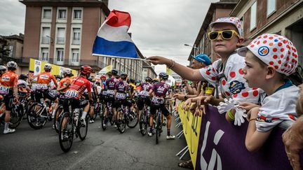 Le Tour de France femmes a trouvé&nbsp;son public, venu en nombre pour encourager les cyclistes, comme ici lors de la 6e étape, le 29 juillet 2022. "A la télé, on voyait toujours&nbsp;du monde aux bords des routes pour les garçons, et mine de rien, on est franchement pas déçus, il y a vraiment beaucoup de monde pour nous aussi", confie Evita Muzic (FDJ-Suez-Futuroscope), l'une des satisfactions françaises du Tour. (JEFF PACHOUD / AFP)