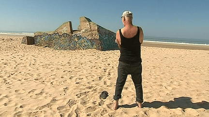 L'artiste allemand Bernd Stöcker sur la plage de Naujac-sur-Mer en Gironde où il a découvert il y a une quarantaine d'années les blockhaus érigés par les nazis pour former le Mur de l'Atlantque.
 (culturebox - capture d&#039;écran)