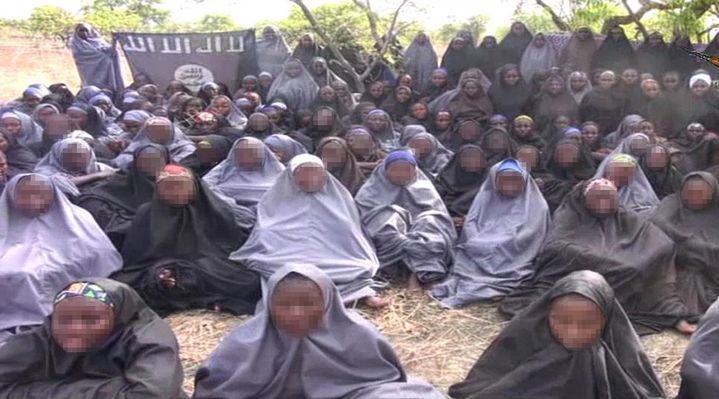 Le groupe islamiste Boko Haram a diffus&eacute;, lundi 12 mai 2014, une vid&eacute;o dans laquelle appara&icirc;t une centaine de jeunes filles, pr&eacute;sent&eacute;es comme les lyc&eacute;ennes enlev&eacute;es mi-avril au Nigeria. (AFP)