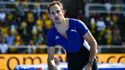 Renaud Lavillenie participe à la finale du saut à la perche hommes lors de la réunion d'athlétisme de la Diamond League à Stockholm le 4 juillet 2021. (THOMAS WINDESTAM / AFP)