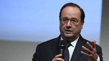 François Hollande lors d'une intervention aux Prix de l'humour politique, le 28 novembre 2017 à Paris. (ERIC FEFERBERG / AFP)