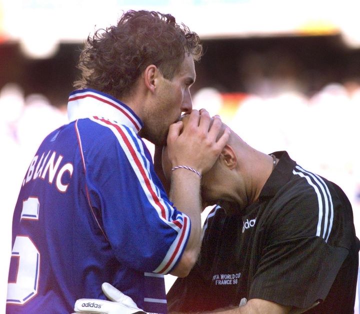 Laurent Blanc embrasse le crâne de Fabien Barthez dans un geste devenu rituel, le 28 juin 1998, au stade&nbsp;Félix Bollaert,&nbsp;à Lens (Pas-de-Calais). (PHILIPPE HUGUEN / AFP)