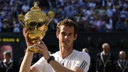 Andy Murray avec le trophée de Wimbledon (ADRIAN DENNIS / AFP)