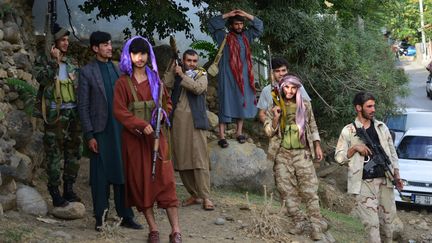 Des jeunes afghans ont répondu à l'appel d'Ahmad Massoud, le fils du commandant Massoud, et ont rejoint les forces de sécurité afghanes luttant contre les talibans dans la vallée du Panshir. (AHMAD SAHEL ARMAN / AFP)