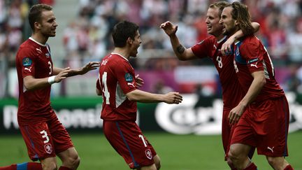 La joie des Tch&egrave;ques apr&egrave;s le premier but marqu&eacute; face &agrave; la Gr&egrave;ce, mardi 12 juin 2012 &agrave;&nbsp;Wroclaw (Pologne). (ARIS MESSINIS / AFP)