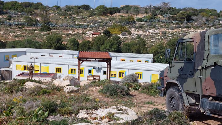Le centre pour migrants ("hotspots") de Lampedusa, surveillé par l'armée italienne. (BRUCE DE GALZAIN / RADIOFRANCE)
