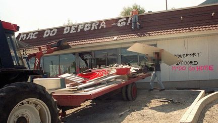 Le 12 août 1999, des agriculteurs démontent un MacDonald's en construction à Millau,&nbsp;contre les sanctions américaines après l'interdiction des importations de bœuf aux hormones. (- / AFP)