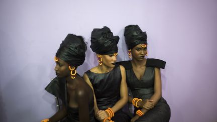 Des mannequins portant des cr&eacute;ations de la styliste Adam Paris, qui organise la premi&egrave;re "Black&nbsp;Fashion Week" &agrave; Paris, le 5 octobre 2012. (FRED DUFOUR / AFP)