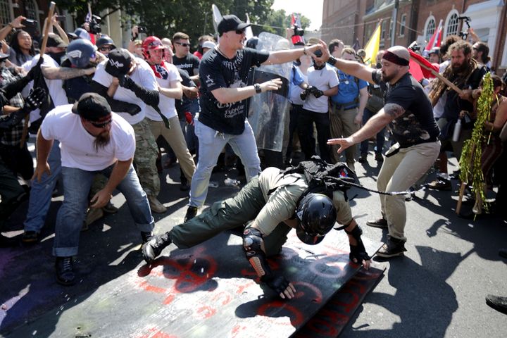 Des échaufourées ont eu lieu entre des nationalistes et membres de la mouvance "alt-right" et des contre-manifestants, samedi 12 août 2017 à Charlottesville (Etats-Unis). (CHIP SOMODEVILLA / GETTY IMAGES NORTH AMERICA / AFP)