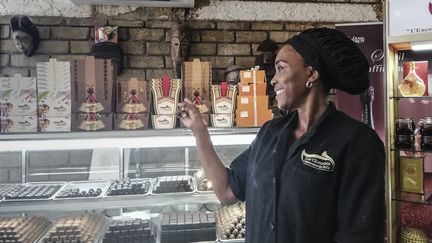 Julie Nyangui, créatrice gabonaise de chocolats artisanaux portant son nom, à Libreville le 8 juin 2019. (SONIA BAKARIC / AFP)