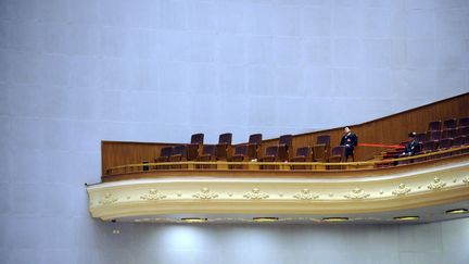 Deux officiers de s&eacute;curit&eacute; assistent &agrave; l'ouverture de la&nbsp;Conf&eacute;rence consultative politique du peuple chinois (CPPCC) &agrave; P&eacute;kin (Chine), le 3 mars 2013. (WANG ZHAO / AFP)