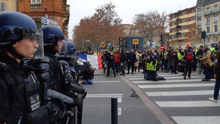 Des "gilets jaunes" manifestent le 15 décembre à Toulouse.&nbsp; (SUZANNE SHOJAEI / FRANCE-BLEU OCCITANIE)