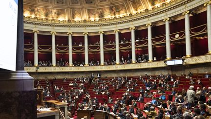 Les députés dans l'hémicycle de l'Assemblée nationale lors d'une séance de questions au gouvernement, le 26 novembre 2024 à Paris. (MAGALI COHEN / HANS LUCAS / AFP)