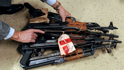 Plusieurs fusils d'assauts de type kalachnikov ont d&eacute;j&agrave; &eacute;t&eacute; saisis par la police marseillaise, d&eacute;but d&eacute;cembre 2011. (GERARD JULIEN / AFP)