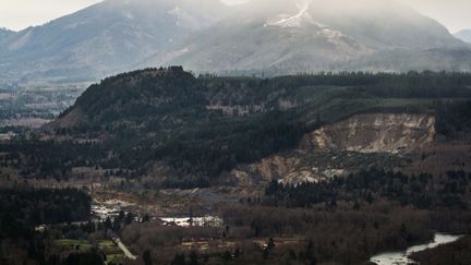 Vue a&eacute;rienne du glissement de terrain qui a frapp&eacute; une route entre Arlington et Darrington, dans l'Etat de Washington (Etats-Unis), le 22 mars 2014. (MARCUS YAM / AP / SIPA)