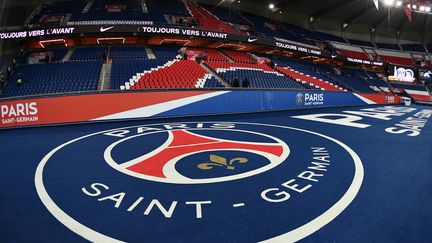 Le logo du PSG déployé lors d'un match au Parc des Princes, à Paris, le 2 novembre 2018. (AFP)