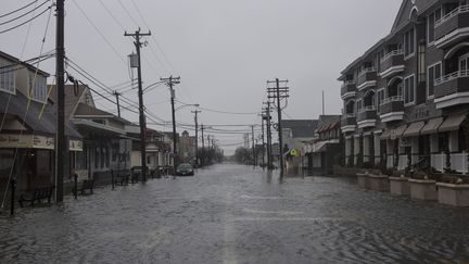 l'eau est aussi montée à&nbsp;Stone Harbor, également dans le New Jersey. (ANDREW RENNEISEN / GETTY IMAGES NORTH AMERICA / AFP)