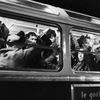 Des manifestants algériens les mains sur la tête dans un bus de la RATP réquisitionné par la police, le 17 octobre 1961. (AFP)