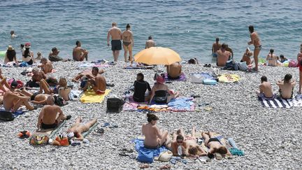 Sur la plage de Nice (Alpes-Maritimes), le 19 juillet 2013. (VALERY HACHE / AFP)