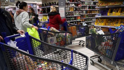 Des chariots remplis dans un supermarché de Blois (Loir-et-Cher) (JDUTAC / MAXPPP)