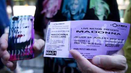 Un fan pr&eacute;sente son billet avant le concert de Madonna &agrave; l'Olympia, &agrave; Paris, le 26 juillet 2012. (JOEL SAGET / AFP)