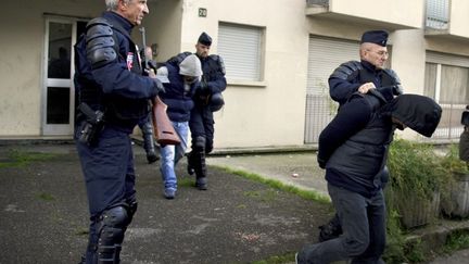 Deux hommes sont arr&ecirc;t&eacute;s durant l'op&eacute;ration de police &agrave; Mulhouse (Haut-Rhin), le 16 octobre 2012.&nbsp; (SEBASTIEN BOZON / AFP)