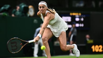 Petra Kvitova lors de son match contre Jasmine Paolini, à Wimbledon, le 5 juillet 2023. (SEBASTIEN BOZON / AFP)