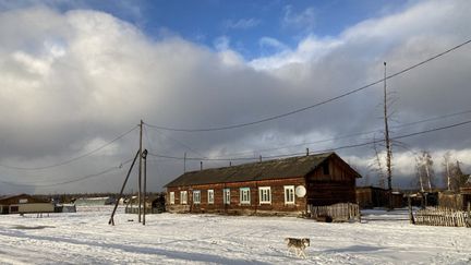 L’entrée du village de Dikimdya à l’ouest de Yakoutsk. (ANASTASIA SEDUKHINA/ RADIO FRANCE)