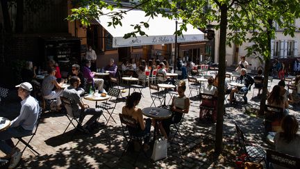 Une terrasse dans le quartier de Montmartre à Paris. Photo d'illustration. (ALEXIS SCIARD  / MAXPPP)