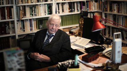 L'historien français Emmanuel Leroy Ladurie le 13 octobre 2009 dans son bureau, à Paris. C'est l'un des historiens les plus traduits en Europe et aux États-Unis. Il est mort à 94 ans. (OLIVIER LABAN-MATTEI / AFP)