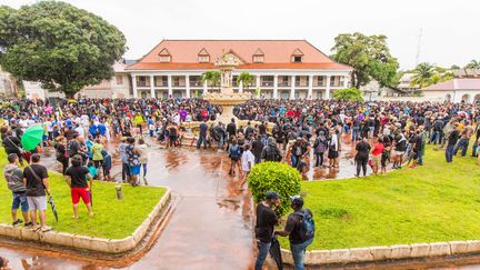 Des manifestants devant la préfecture de Cayenne en Guyane, jeudi 30 mars. (NICOLAS QUENDEZ / SIPA)