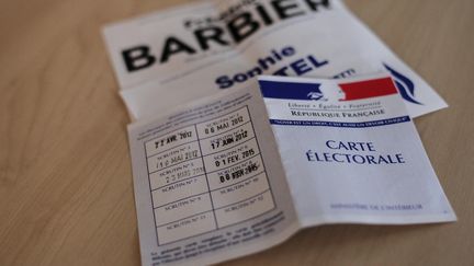 Les deux bulletins de vote PS et FN de la 4e circonscription du Doubs avec une carte d'&eacute;lecteurs le 8 f&eacute;vrier 2015. (CITIZENSIDE/SAMUEL COULON / CITIZENSIDE.COM)