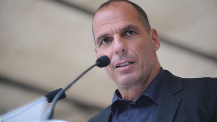 L'ancien ministre des Finances grec Yanis Varoufakis donne un discours lors de la F&ecirc;te de la rose, &agrave; Frangy-en-Bresse (Sa&ocirc;ne-et-Loire). (MICHEL PELLETIER / AFP)