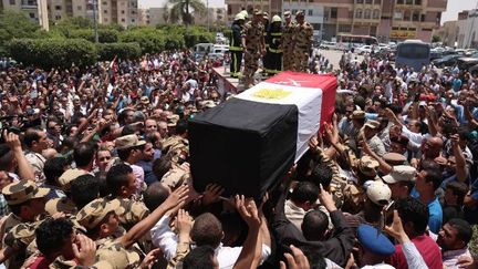 Funérailles d'un soldat égyptien tué dans une attaque de l'EI dans la péninsule du Sinaï, le 8 juillet 2017, dans la ville du «10 Ramadan», à 60 kilomètres au nord-est du Caire. (MAHMOUD BAKKAR/AFP)