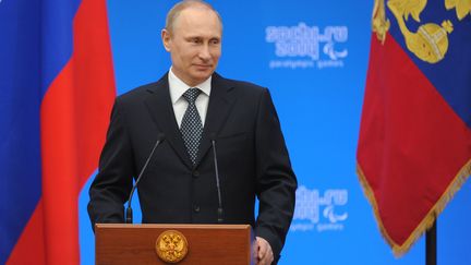 Le pr&eacute;sident russe Vladimir Poutine, le 17 mars 2014, lors d'une c&eacute;r&eacute;monie de remise de m&eacute;dailles, &agrave; Sotchi (Russie). (MICHAEL KLIMENTYEV / RIA NOVOSTI / AFP)