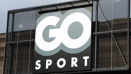 Le logo de l'enseigne Go Sport. (PHILIPPE HUGUEN / AFP)